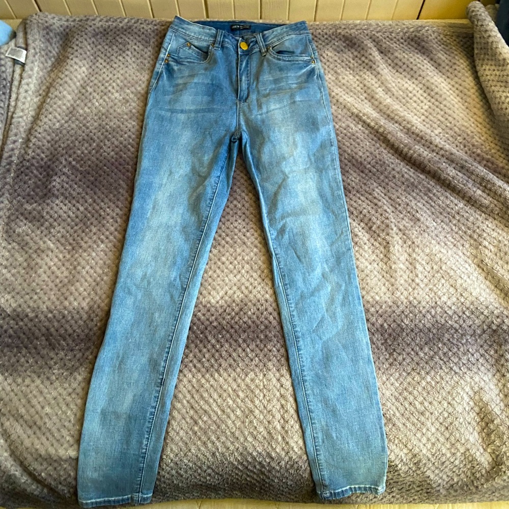 SHEIN jean high-rise,only wear once,No damages,size ten In women,selling for $30